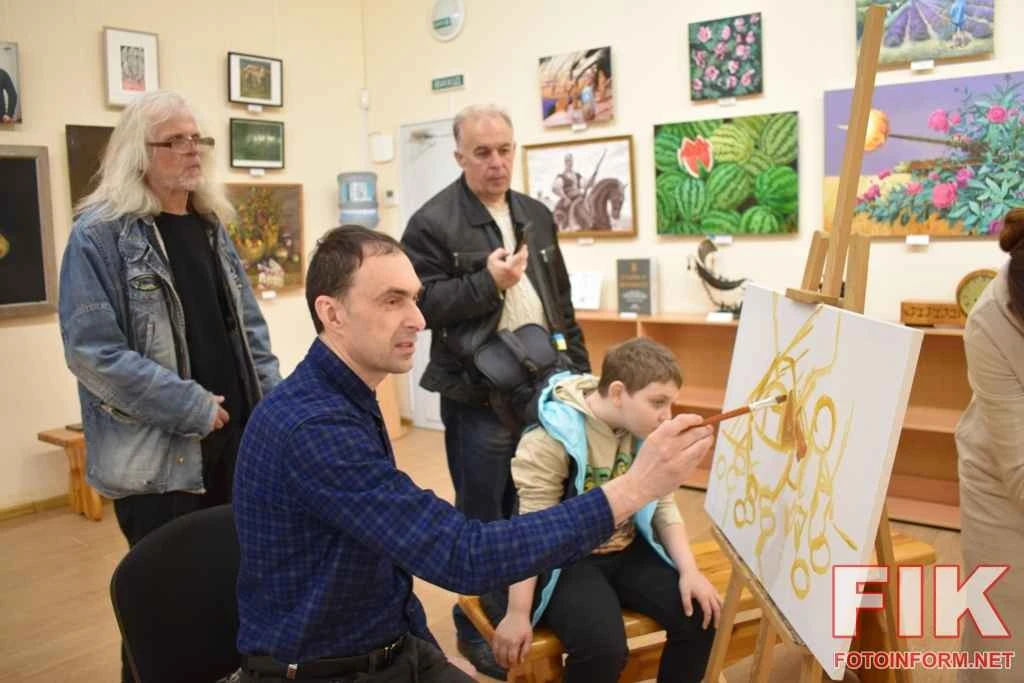 Спільний мазок заради допомоги: у Кропивницькому створили унікальну картину для благодійних торгів