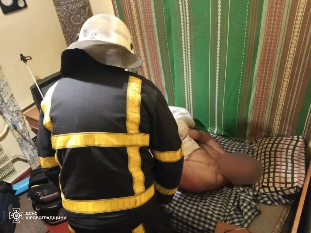 Рятувальники в Олександрії відкрили квартиру літнього чоловіка після тривалого мовчання