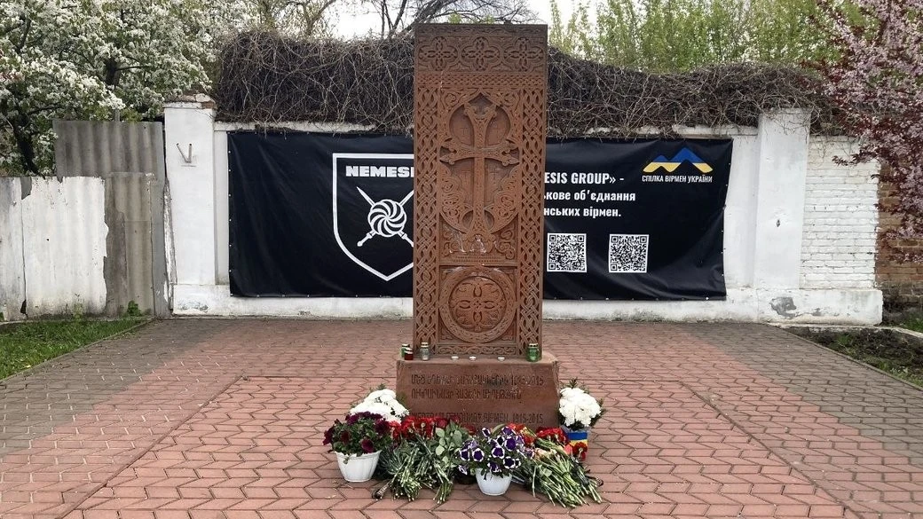 У Кропивницькому відзначили день пам’яті жертв геноциду вірмен із покладанням квітів біля Хачкара