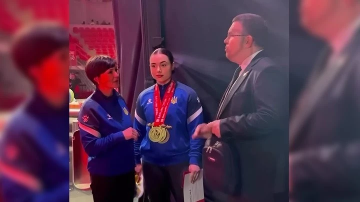 Українська важкоатлетка Домбровська відмовилась від спільного фото з росіянкою на Євро і залишила п’єдестал