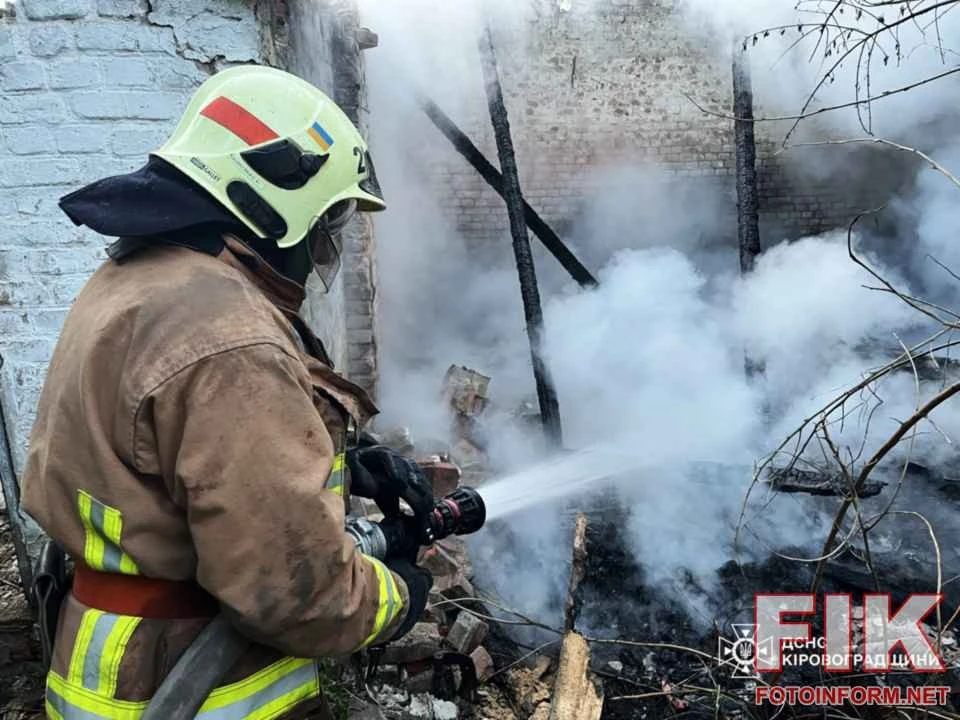 На Кіровоградщині за добу згоріли будівлі й відкриті території: рятувальники зафіксували сім викликів