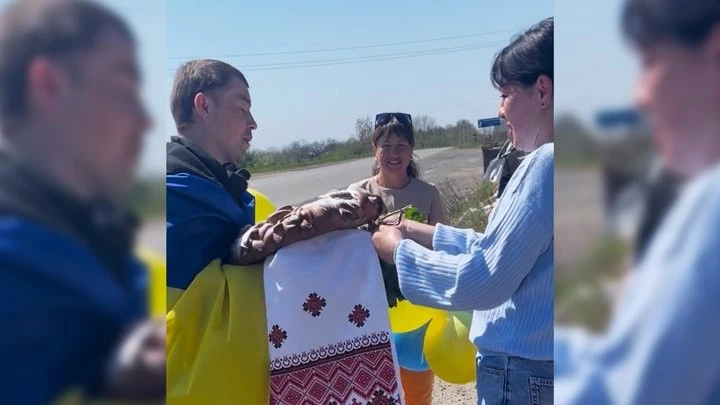 Повернення додому після полону: у Чемерпілі зустріли військового, який провів у неволі майже два роки