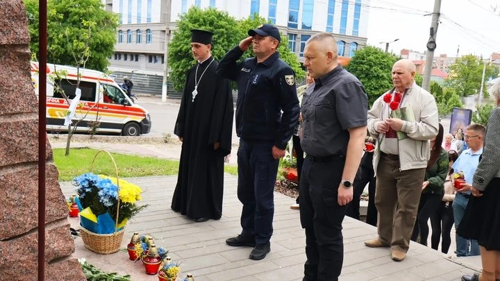 Лампадки й квіти біля пам’ятного знака: Кропивницький долучився до вшанування жертв політичних репресій