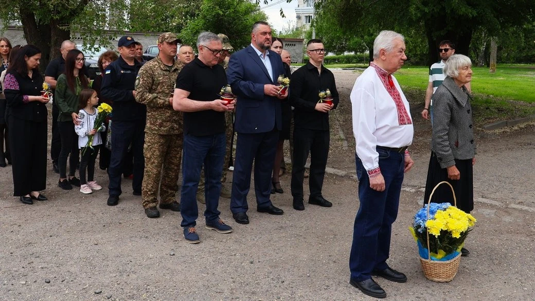 Лампадки й квіти біля пам’ятного знака: Кропивницький долучився до вшанування жертв політичних репресій
