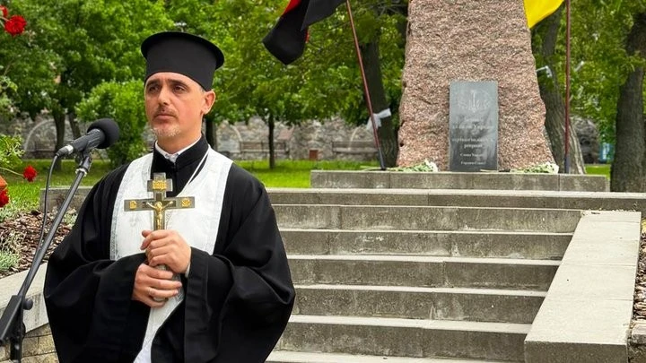 Лампадки й квіти біля пам’ятного знака: Кропивницький долучився до вшанування жертв політичних репресій