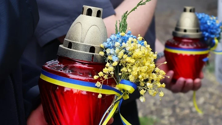 Лампадки й квіти біля пам’ятного знака: Кропивницький долучився до вшанування жертв політичних репресій
