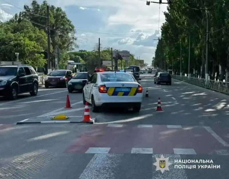 У Кропивницькому дівчину госпіталізували після наїзду авто на пішохідному переході