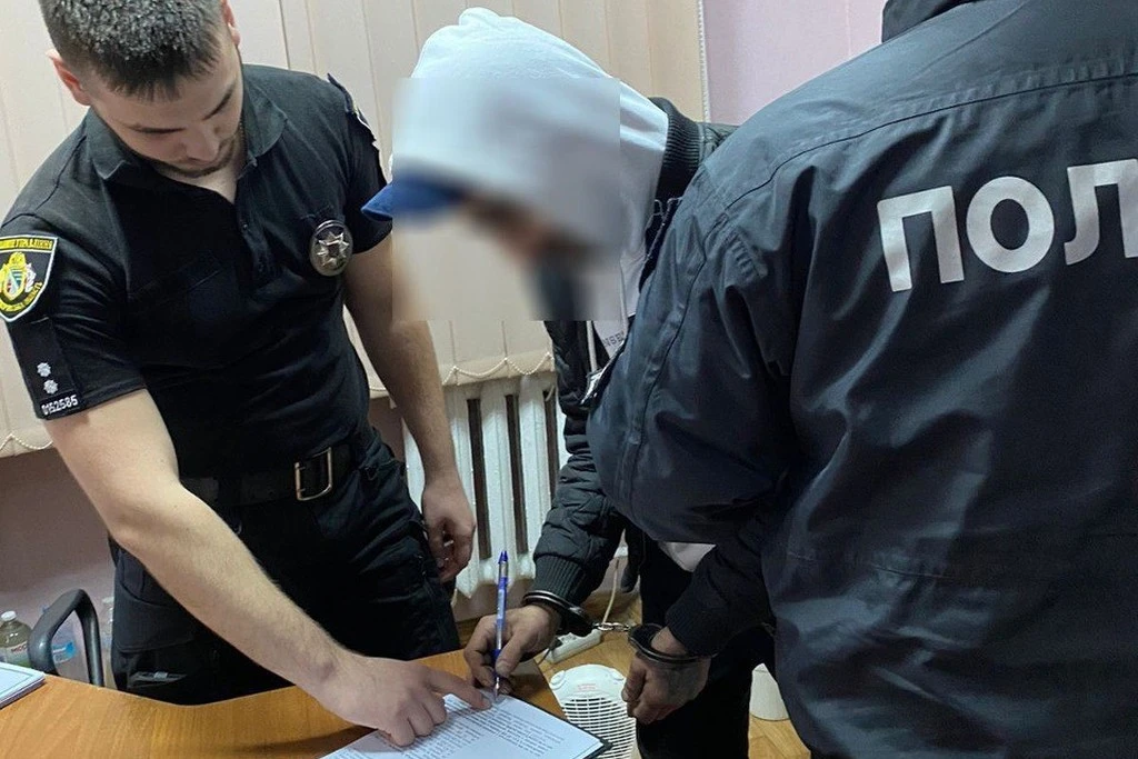 У Новоукраїнці чоловік із ножем виніс товар із магазину – поліція швидко вийшла на слід