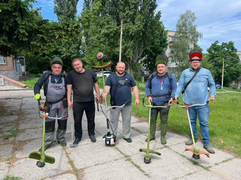 У Світловодську навколо фонтану навели лад спільними зусиллями мешканців і депутатів