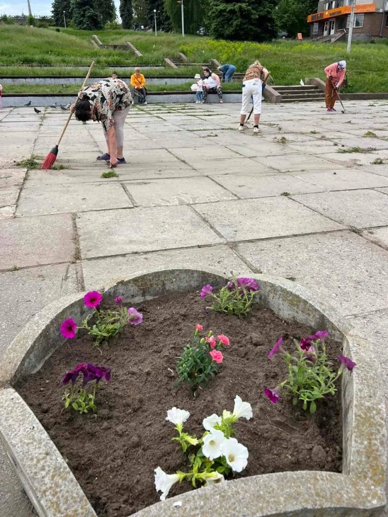 У Світловодську навколо фонтану навели лад спільними зусиллями мешканців і депутатів