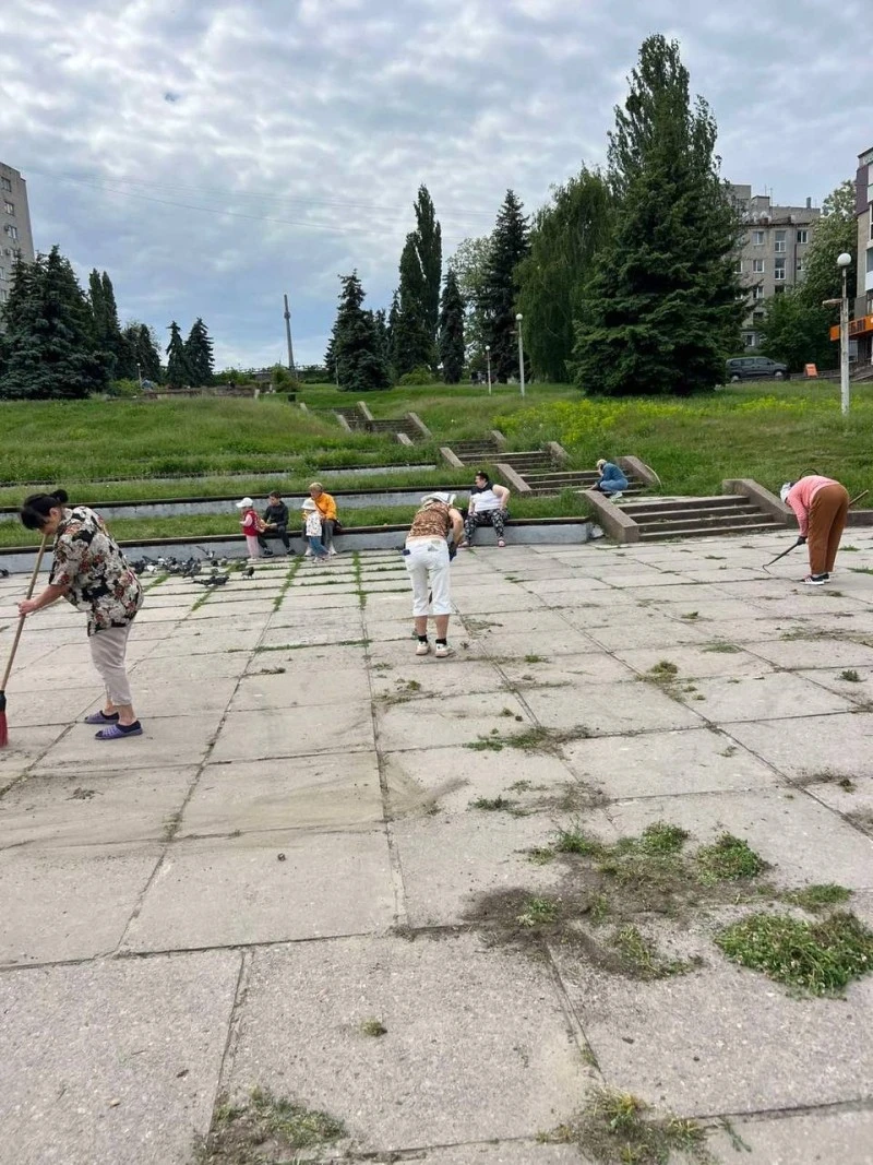 У Світловодську навколо фонтану навели лад спільними зусиллями мешканців і депутатів