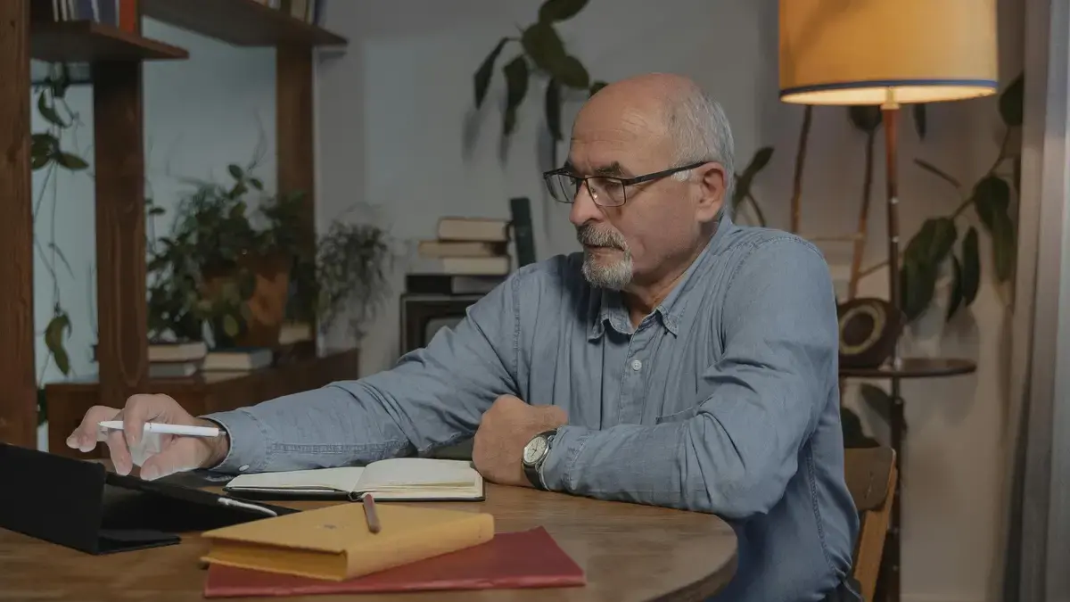 Ризики при оцифруванні трудової книжки: як зберегти пенсійні роки