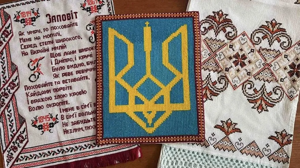 Родинна реліквія героїні: музей на Тернопільщині поповнився унікальними вишивками зв’язкової УПА